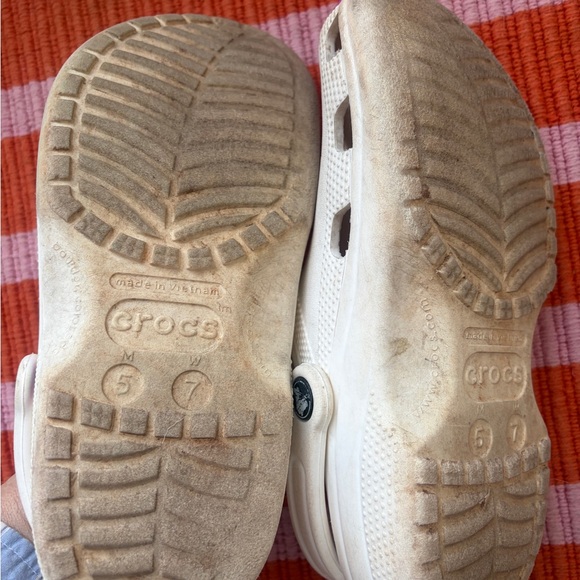 CROCs women’s size 7, 5 men’s rainbow clog. Does show signs of wear. Still great - Picture 7 of 7